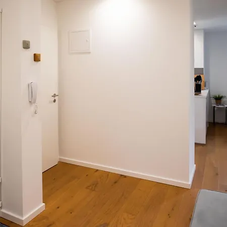 Schoene, Zentrale Fuer 4 Personen Augsburg